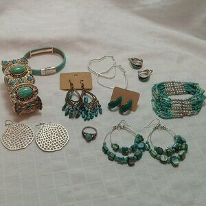 A beautiful selection of ten brand-new pieces of jewelry in silver and turquoise